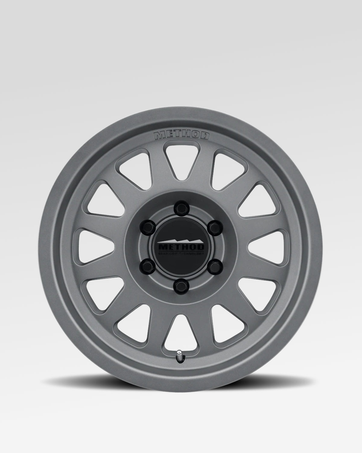 Method Race Wheels 704 Bead Grip 17 x 8.5 in Bead-Retention Wheel in Titanium Gray with 0 mm Offset and 6 x 139.7 mm Bolt Pattern