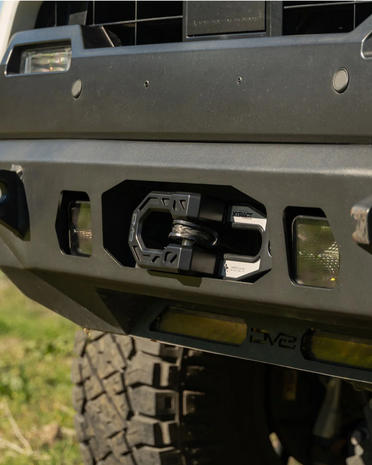 DV8 Offroad Xtract Fairlead with Recovery Shackle in Black Anodized Finish